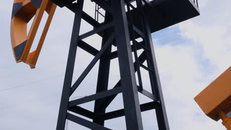 equipos de producción de petróleo y gas que funcionan en un día de verano. el concepto de producción y procesamiento de petróleo serie, el costo de un barril de petróleo