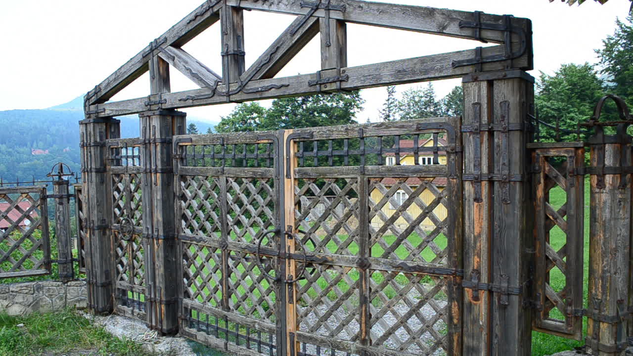 Vecchio cancello. Riprese nel villaggio.