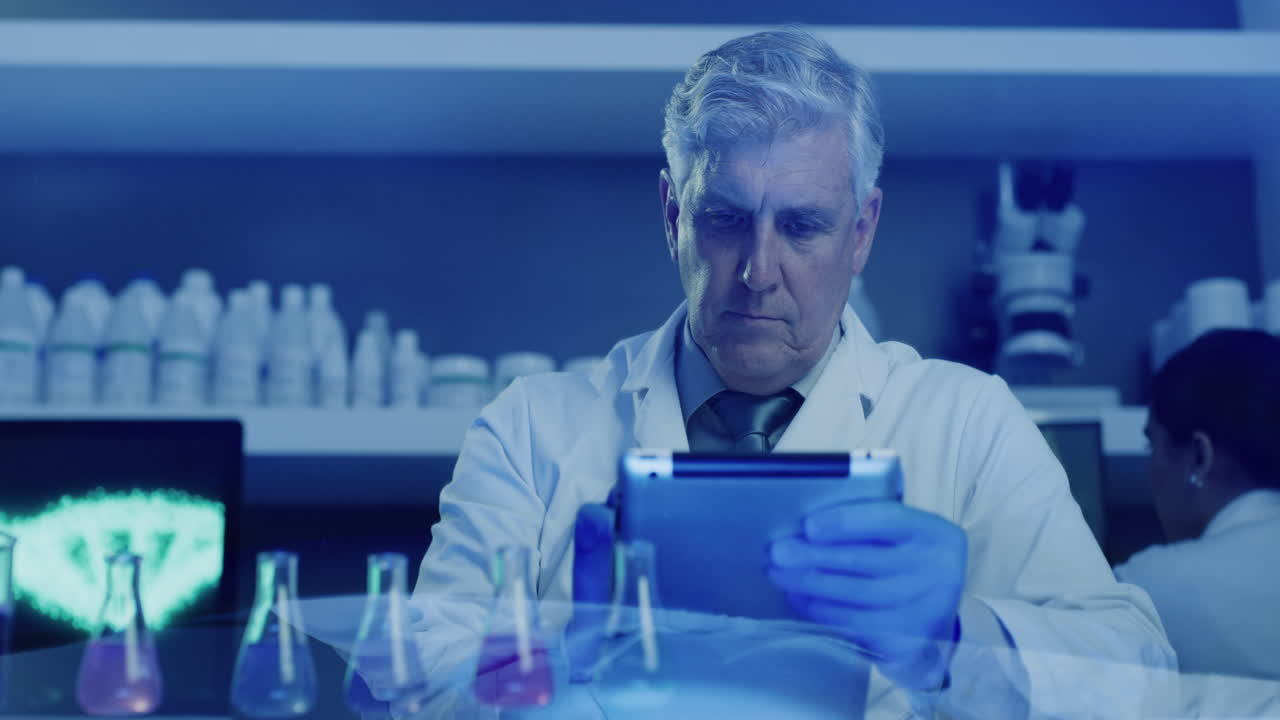 científico de laboratorio maduro que prueba reacciones químicas