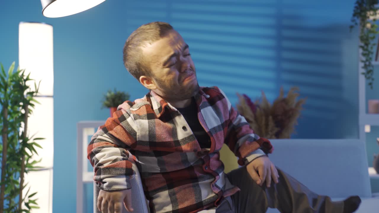 joven deprimido con enanismo sintiéndose mal, llorando y sintiéndose triste.