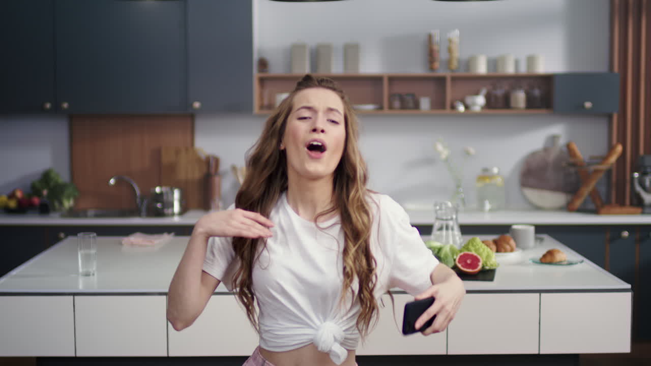 домохозяйка веселится