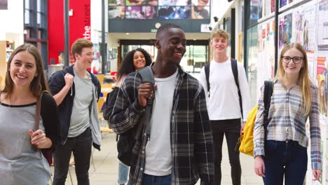 Porträt-Einer-Studentengruppe-Im-Gemeinschaftsbereich-Einer-Geschäftigen-Hochschule