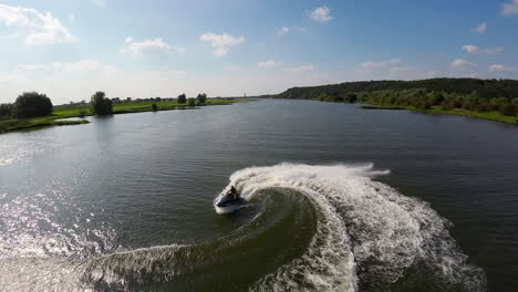 Deporte-De-Acción,-Hombre-Monta-Moto-Acuática-En-El-Río-Rin-En-Un-Día-Soleado-De-Verano,-Fpv