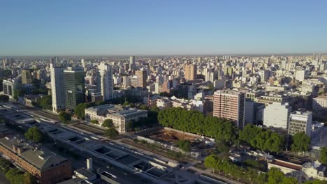 panorámica aérea de media vuelta de la ciudad de buenos aires justo después del amanecer