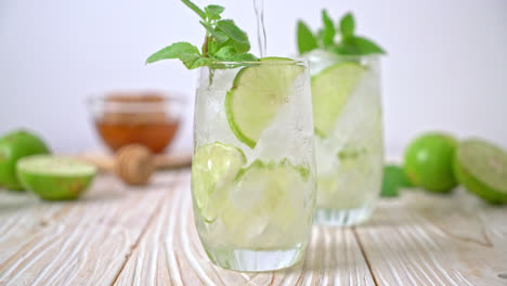 refresco de lima helado con menta - bebida refrescante