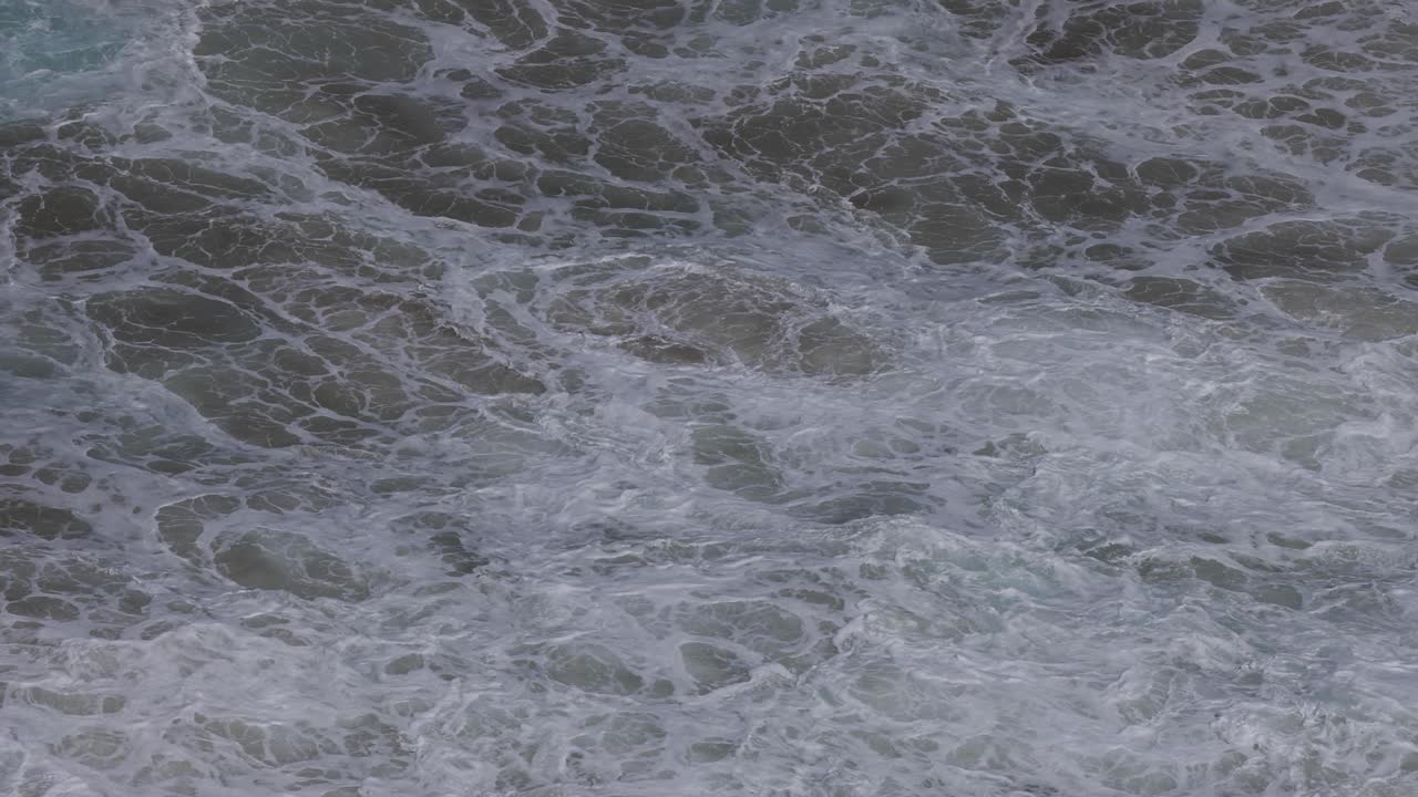 superficie dinámica del océano con olas espumosas