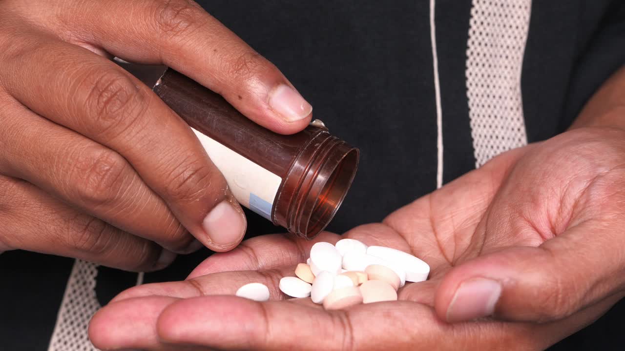 persona que toma medicamentos de un frasco