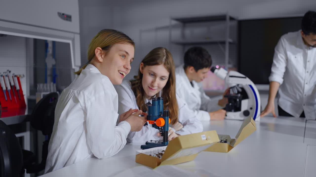 estudiantes en un laboratorio de ciencias