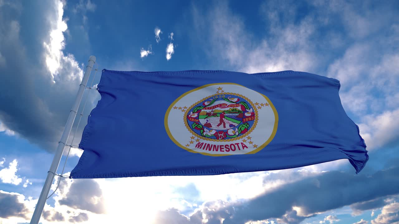 Minnesotas flagga på en flaggstång vajar i vinden, blå himmel i bakgrunden. 4K