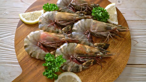 langostino tigre fresco o camarones en tablero de madera