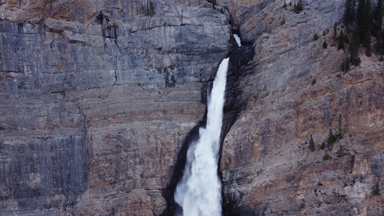 Foss i fjellet, sett fra skrått ovenfra