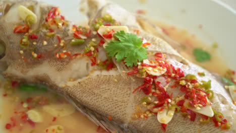 pescado de mero al vapor con lima y chiles - estilo de comida asiática