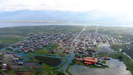 Vista-Aérea-De-Un-Pueblo-Flotante-En-El-Lago-Inle,-Myanmar