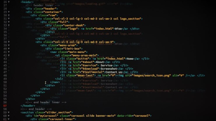 4K Крупный план: HTML-код тегов на мониторе ПК, прокрутка вниз