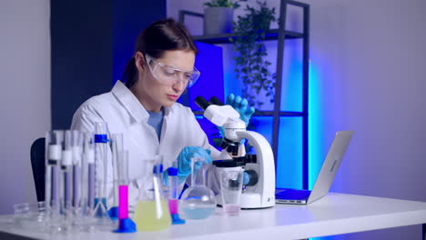 científico que trabaja en un laboratorio