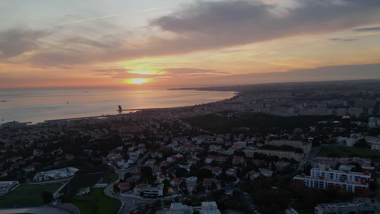 vista aérea de barcos flotando en la superficie del agua del mar y nubes en el horizonte, atardecer en el océano, juego de paisajes majestuosos, concepto de viaje y vacaciones