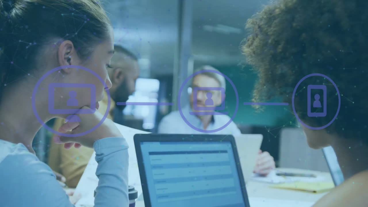 animación de diagrama de flujo de iconos sobre diversas trabajadoras que discuten informes en la computadora portátil en la oficina