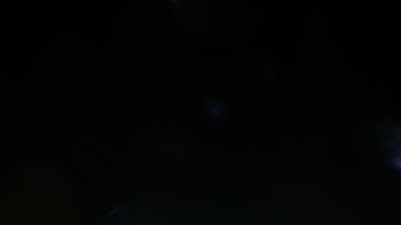 многоцветный свет просачивает 4k кадры на черном фоне. стилизация видео, переходы. эффект боке