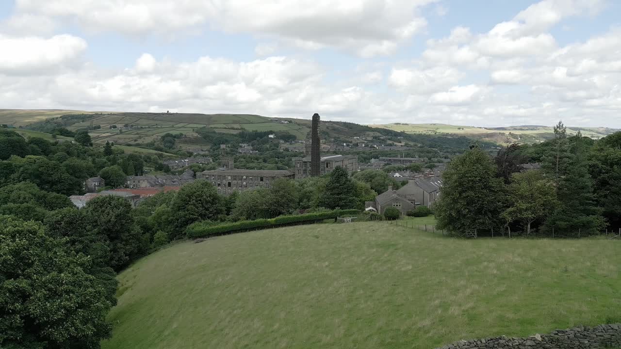 imágenes aéreas de drones de un pueblo industrial típico en yorkshire, inglaterra