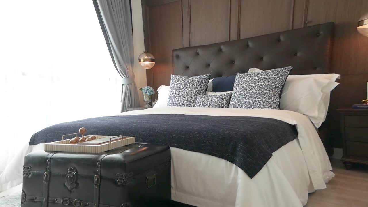 Design d'interni: Camera da letto con mobili eleganti e di stile