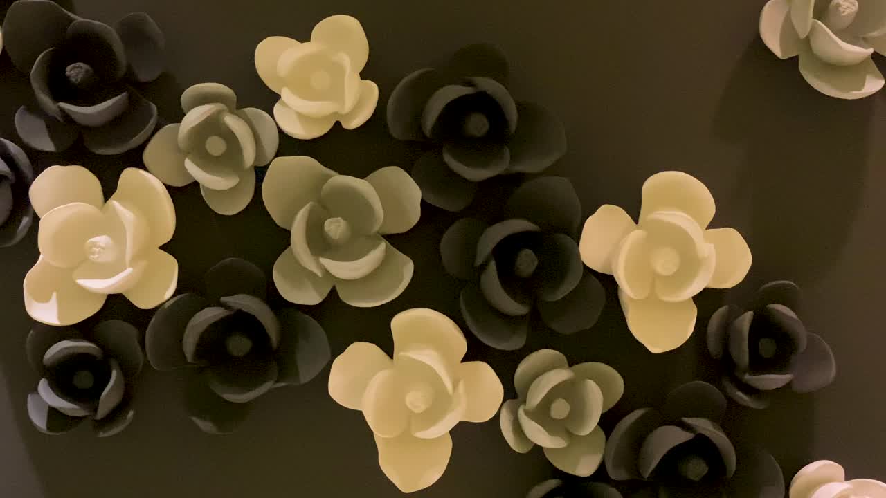 primer plano de accesorios navideños en pared negra.