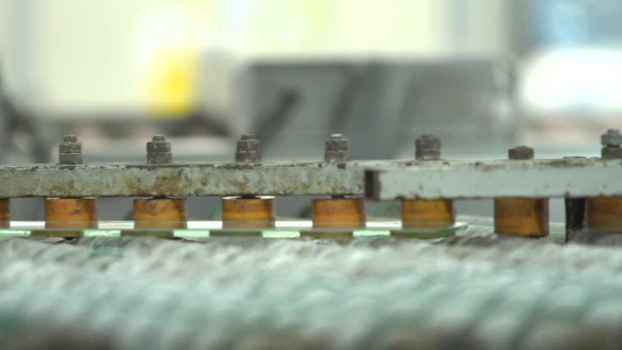 pequeño panel de vidrio cuadrado en el rodillo transportador de fábrica que gira a la posición correcta