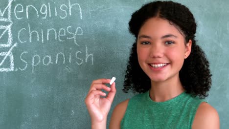 retrato de una colegiala fingiendo ser una maestra en el aula