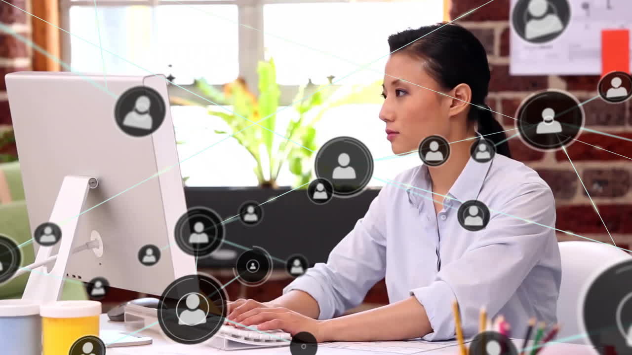 animación de la red de conexiones con iconos sobre mujer de negocios asiática usando computadora