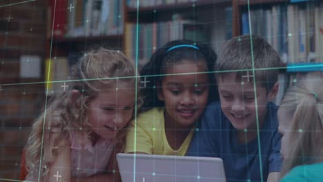 Animation-Von-Quadraten,-Die-Sich-über-Glückliche,-Vielfältige-Schulkinder-Bewegen,-Die-In-Der-Bibliothek-Einen-Laptop-Benutzen