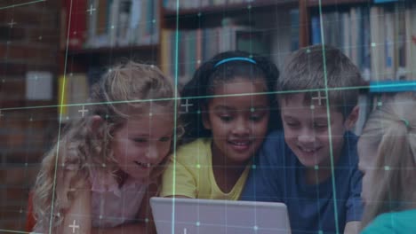 animación de cuadrados que se mueven sobre escolares diversos felices que usan computadora portátil en la biblioteca.