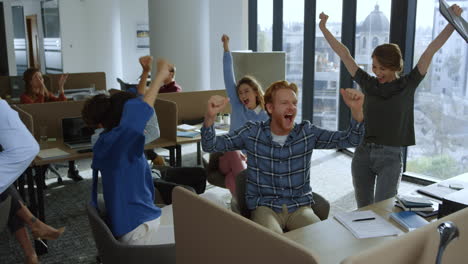 el equipo de negocios recibe buenas noticias en la oficina. los empresarios celebran la victoria.