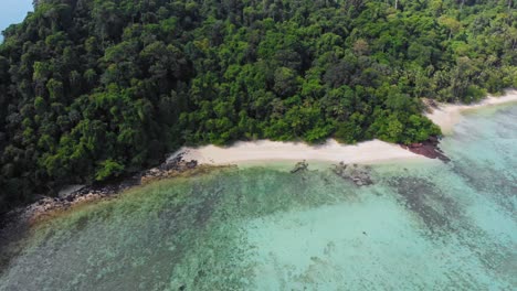 Toma-Aérea-De-La-Bahía-En-La-Isla-En-El-Mar-De-Andaman-En-Tailandia---Koh-Kradan