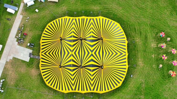 Ubicaciones épicas de Irlanda, toma de dron alejándose de la carpa principal del All Together Now Music Festival en Waterford