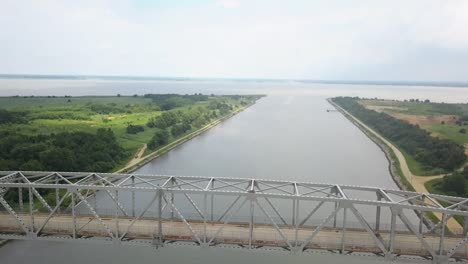 Drone-Volando-Alrededor-De-Un-Puente-Fluvial-En-Delaware-En-Un-Día-Nublado-Brillante