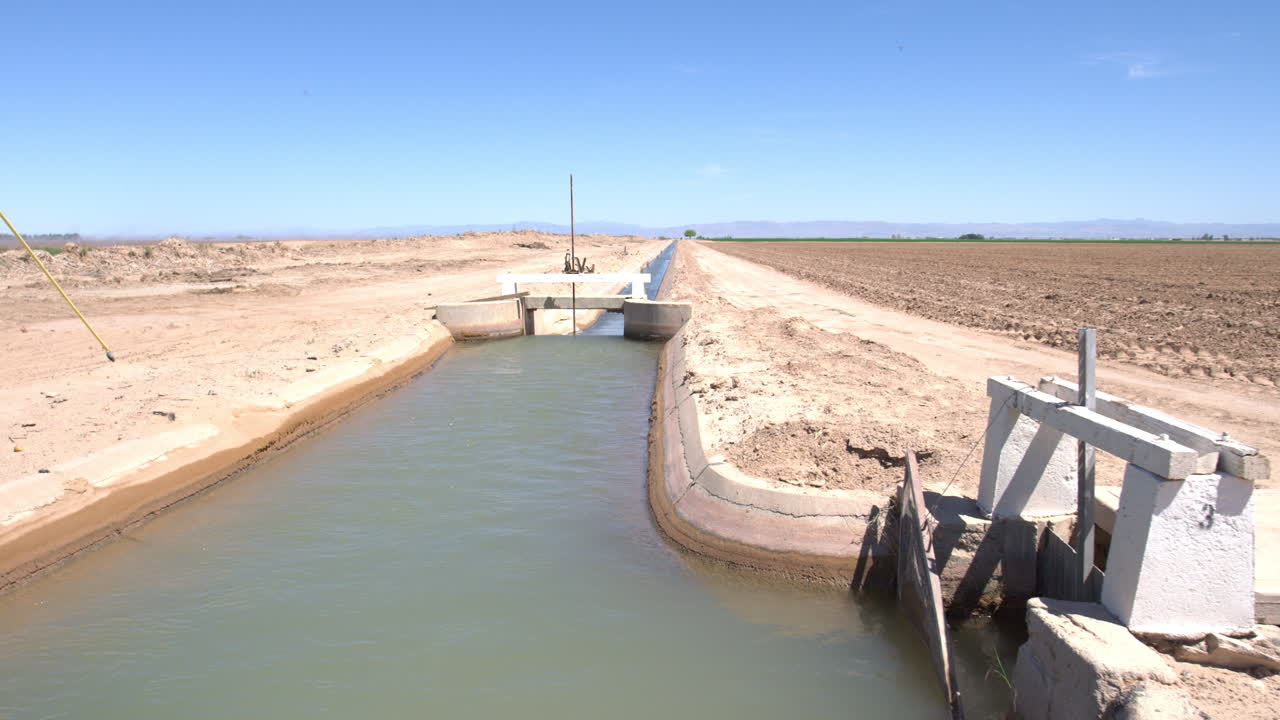 canal de riego en el valle imperial, sur de california