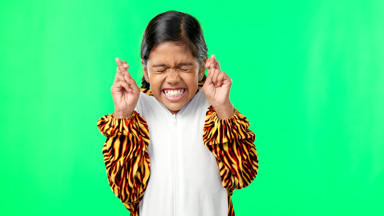 희망, 흥분하고 녹색에 제스처를 가진 소녀