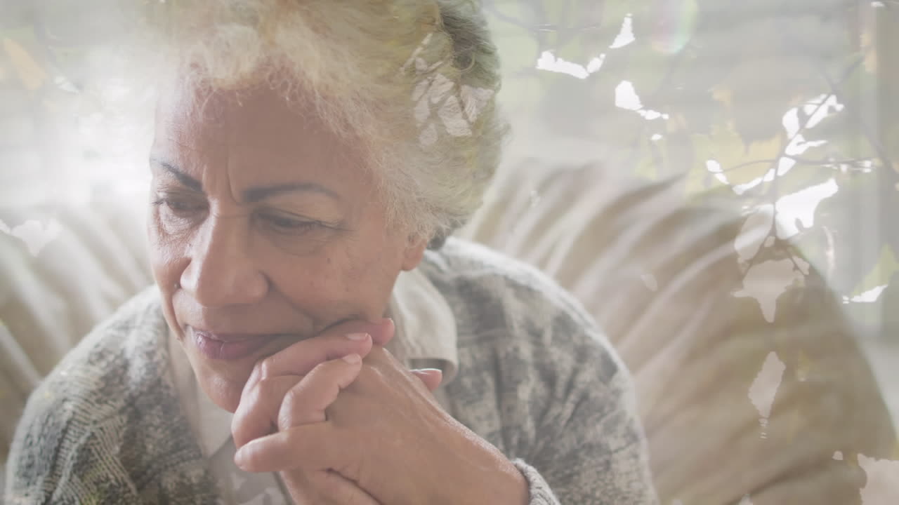 animación de una feliz mujer biracial mayor sobre hojas