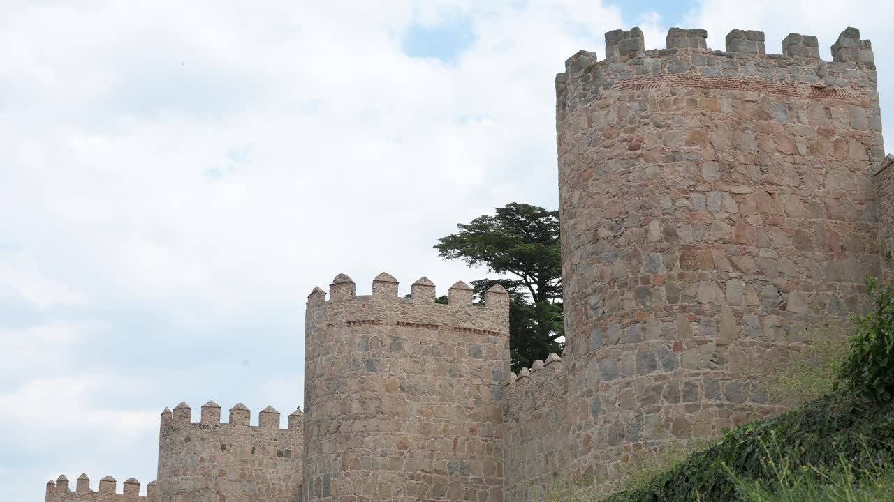 Ávila's medieval walls, which surround the historic old town, are famed for their remarkable preservation and are a UNESCO World Heritage Site.