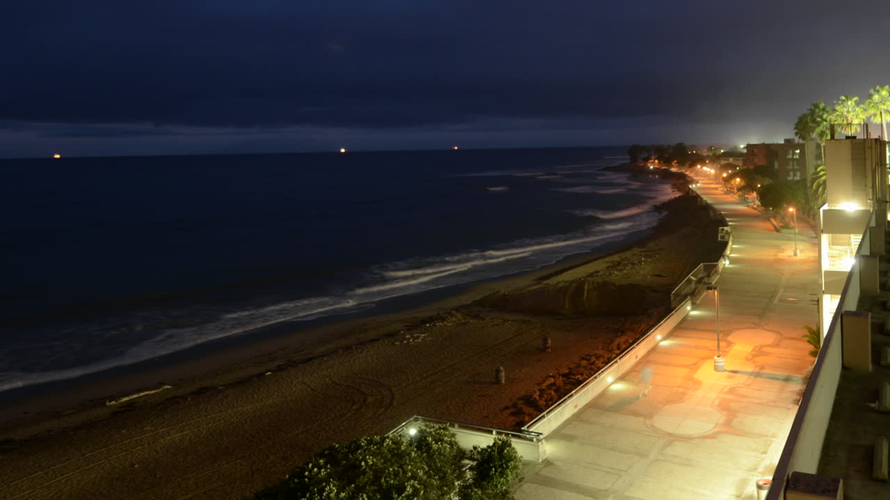 벤츄라 캘리포니아에서 새벽에 벤츄라 산책로 아래에서 부서지는 파도의 시간 경과