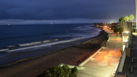 Lapso-De-Tiempo-De-Las-Olas-Rompiendo-Debajo-Del-Paseo-Marítimo-De-Ventura-Antes-Del-Amanecer-En-Ventura-California