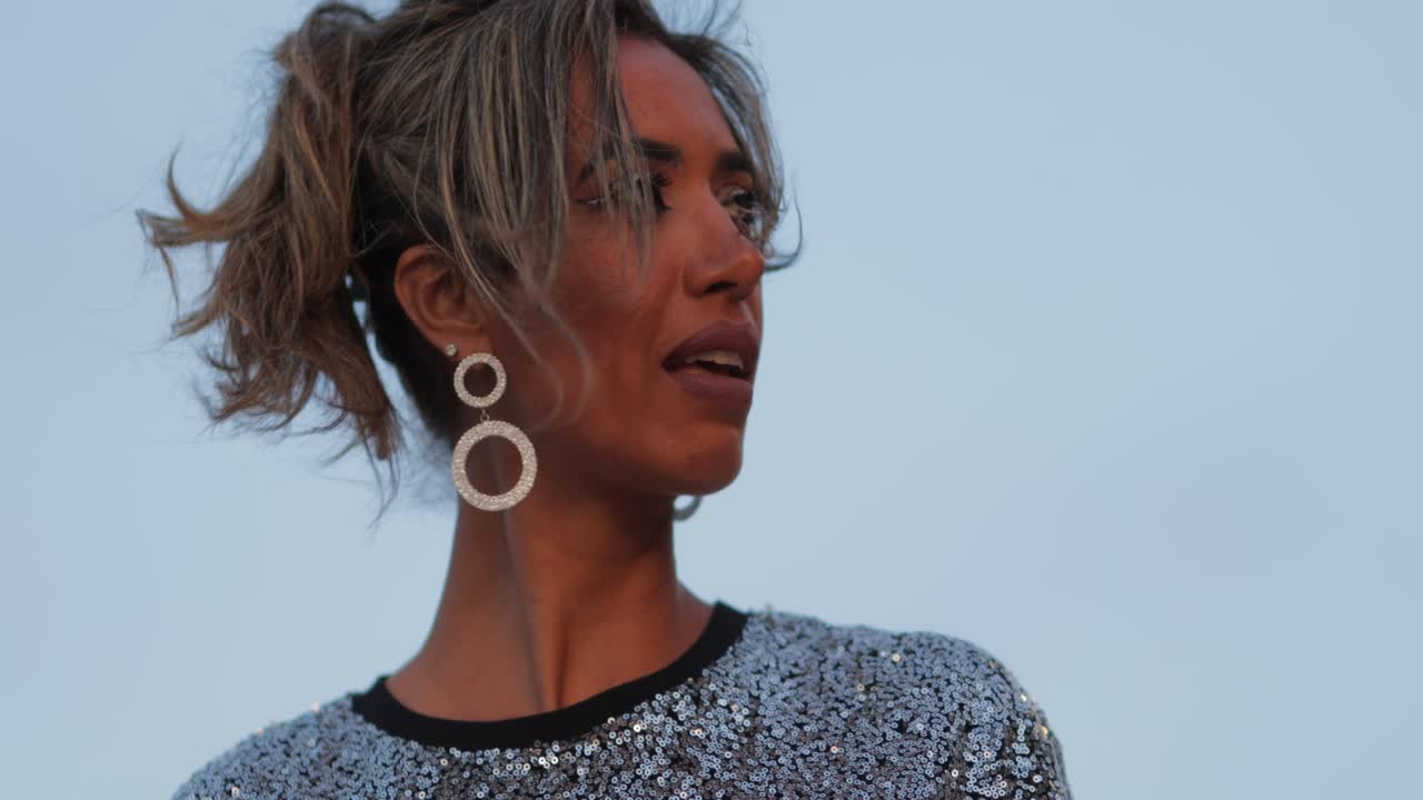 매력적 인 젊은 여성 의 자세 한 초상화