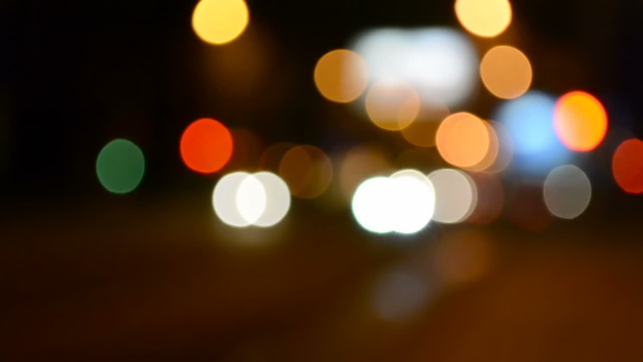 Traffico notturno. Vita della città di notte, sfondo creato dal movimento delle auto