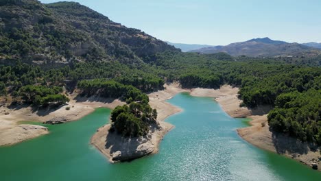 Dieser-Clip-Von-Einem-Der-Wunderschönen-Andalusischen-Seen-Zeigt,-Wie-Die-Globale-Erwärmung-Dazu-Geführt-Hat,-Dass-Der-Wasserspiegel-Auf-Unserem-Planeten-Zurückgegangen-Ist