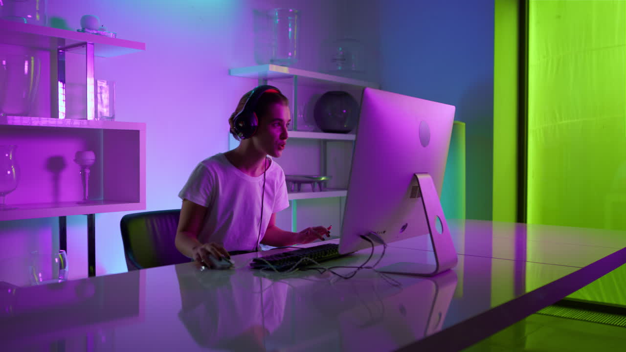 ciber chica celebrando la victoria en la sala de juegos de neón de cerca. mujer feliz ganadora