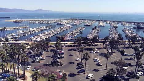 Una-Panorámica-De-Drones-Sobre-Un-Puerto-Deportivo-Soleado