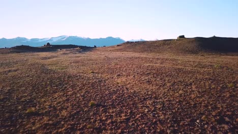 Niedrige-Drohnenantenne-Vom-Land-über-Eisberge,-Die-Sich-In-Einer-Gletscherbucht-Jökulsárlón-Gletscherlagune-Island-Bewegen,-Was-Auf-Eine-Globale-Erwärmung-Hindeutet-3