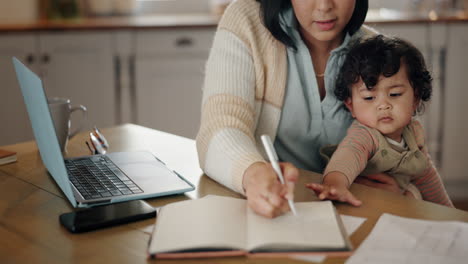 Trabajo-Remoto,-Computadora-Portátil-Y-Madre-Con-Bebé-Escribiendo