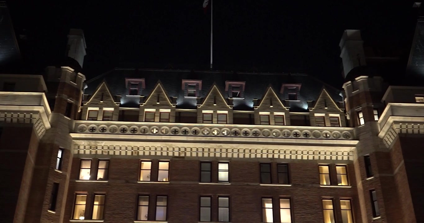 Dekorativ takarkitektur på historisk hotell i Victoria, Canada