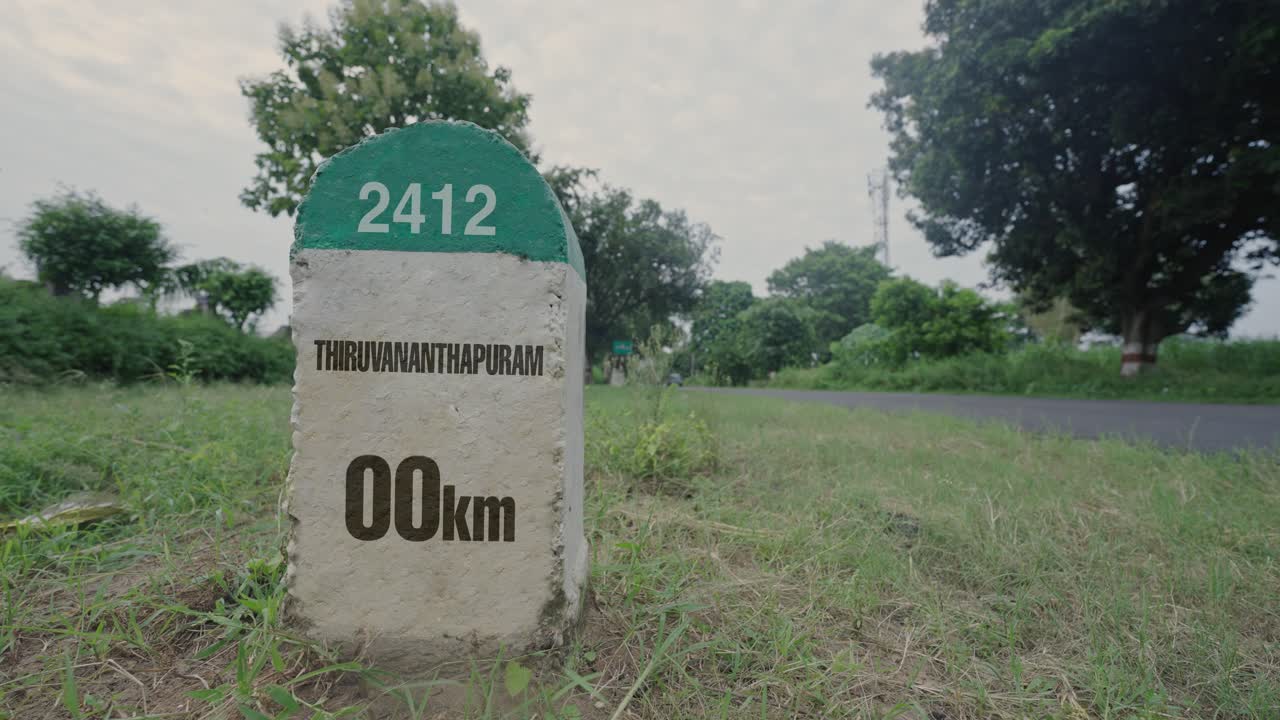 thiruvananthapuram의 거리를 보여주는 고속도로 마일스톤