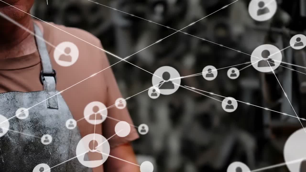 백인 남성 노동자가 공장에서 스마트폰으로 이야기하는 프로필 아이콘 네트워크의 애니메이션